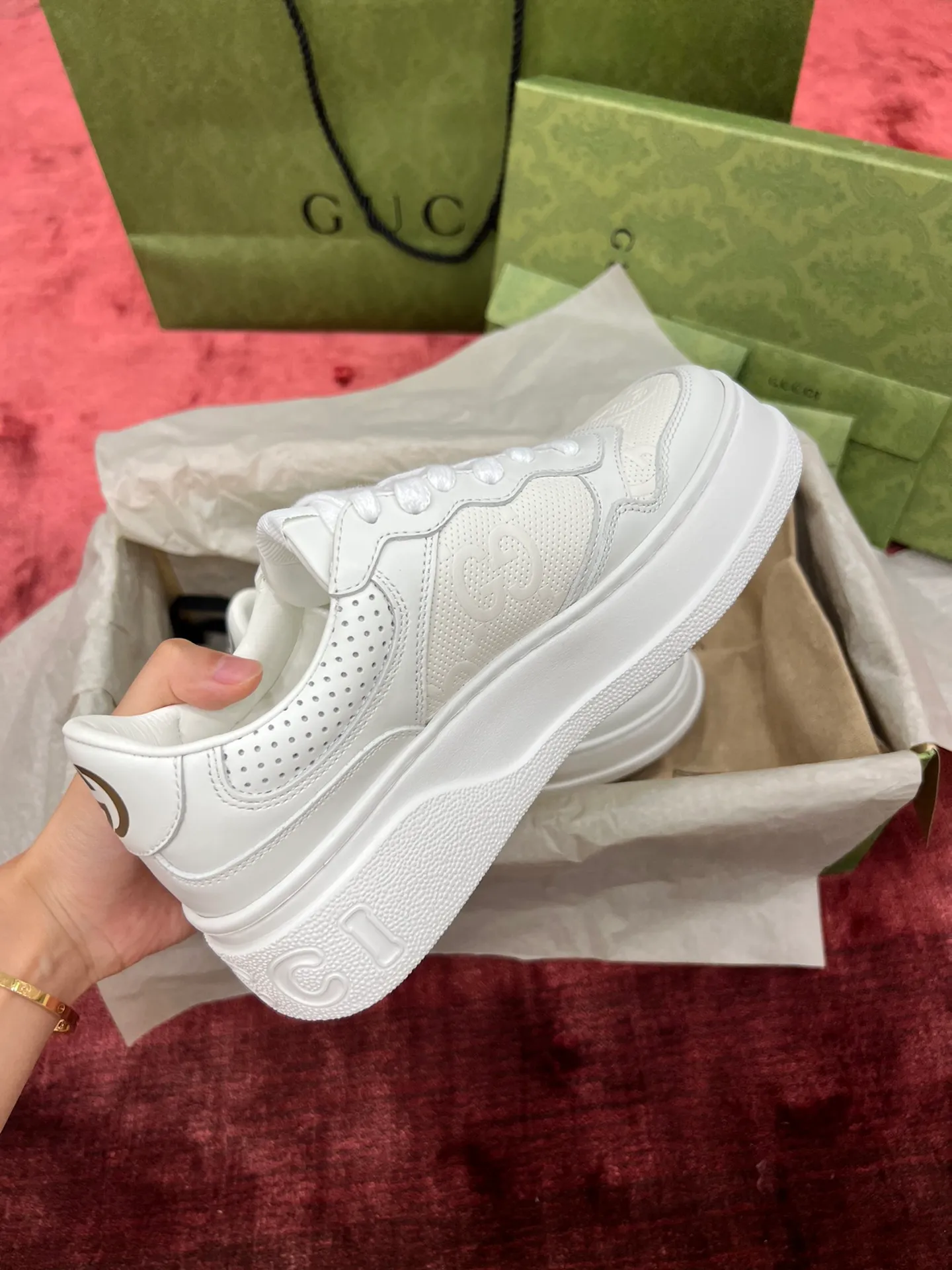 👟👟Ex-factory price 480👟👟 Gucc*i~~New upgraded version, original original color @GG couple's thick-soled shoes...biscuit shoes...white shoes...sneakers...flat shoes...catwalk style: celebrities, Internet celebrities, Xiaohongshu, etc. will definitely plant grass and call❤ Original customized cowhide fabric (classic old floral fabric, perforation, embossing process), the original bottom has a big logo, and there is a GG on the heel Logo, 5cm thick sole, classic Gucci webbing... Women's size 35-40, men's size 39-44
